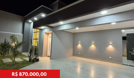 Linda casa com pé direto alto e acabamento alto padrão