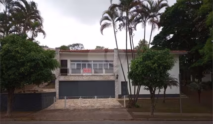 Casa térrea com 3 quartos à venda ou para locação em Caxingui - SP