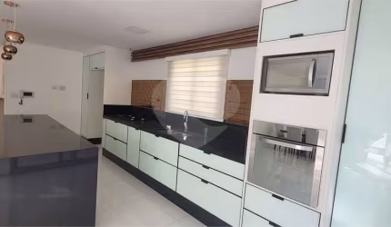 Sobrado com 4 quartos à venda em Vila Irmãos Arnoni - SP