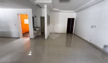 Casa térrea com 3 quartos à venda ou para locação em Chácara Seis De Outubro - SP