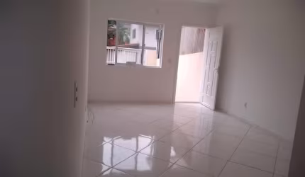 Sobrado Triplex no bairro Monte Alegre - Camboriú/SC