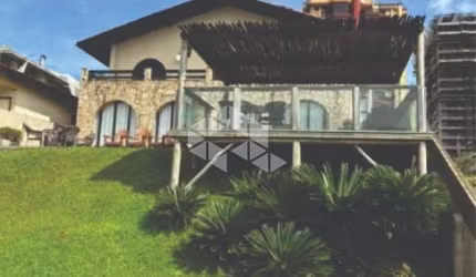 Casa frente Mar Piçarras em terreno de 1.102m2 com 6 suítes, 450m2 de área construída.