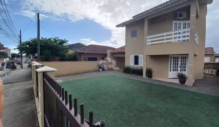 Linda casa sozinha no terreno com 2 quartos  amplos e edícula nos fundos
