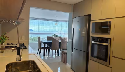 Cobertura a venda no Centro de Piçarras, poucos metros da praia, com vista para o mar.