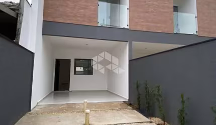 Casa Geminada no Iririú pra quem Gosta de Espaço!