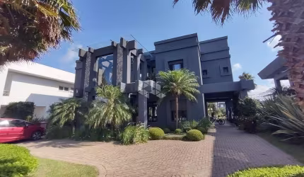 Sobrado à venda, com 5 quartos/dormitórios, 4 vagas/box, no condomínio Villagio, Xangri-Lá/RS