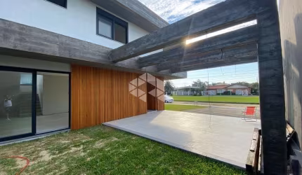 Casa à venda, com 4 quartos/domitórios, 2 vagas/box, no bairro em Atlântida, Xangri-Lá/RS