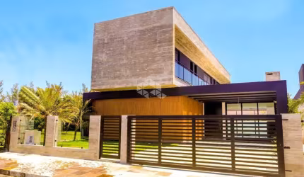 Sobrado 4 Suítes. 260m² com Living Integrado, Lareira, Espaço Gourmet, Churrasqueira Piscina de Concreto em Xangri-lá .