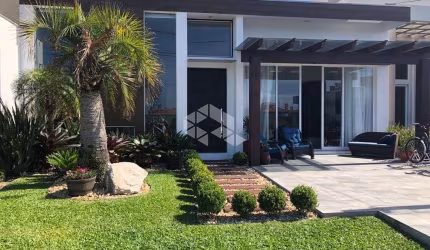 Casa mobiliada de 4 suítes em condomínio fechado em Xangri-lá!!