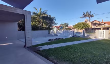 Casa térrea com 4 suítes + lavabo, amplo living com lareira e com acesso ao pátio em frente, quanto aos fundos da casa