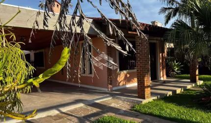 Casa térrea com 03quartos/dormitórios e 02 vagas/box no centro de Xangrilá!