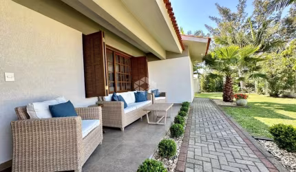Casa 04quartos/dormitórios e 02 vagas/box em Xangrilá!