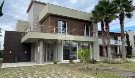 Sobrado à venda, com 5 quartos/dormitórios, 2 vagas/box, no condomínio Ventura Club, Xangri-lá/RS