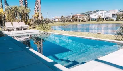 Casa com 4 suítes e piscina no CONDOMÍNIO BOSQUES DE ATLÂNTIDA