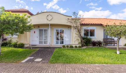 CASA HERMOSA - Unidade 274 Possui 3 dormitórios sendo 1 suíte, mobiliada, varanda fechada com churrasqueira. Posição central no condomínio na rua do c