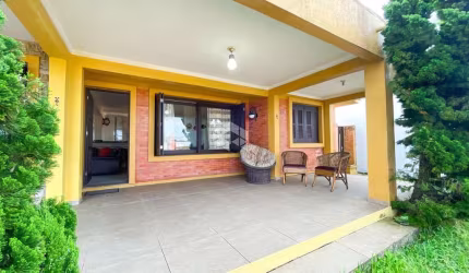 AV BEIRA MAR, RAINHA DO MAR Casa 04 dormitórios, sendo 2 na casa principal e mais 2 no anexo aos fundos  -Living integrado com churrasqueira  -Mobilia