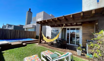 Casa em Condomínio à venda no bairro Noiva do Mar, Xangri-Lá, com 3 suítes e 140m²