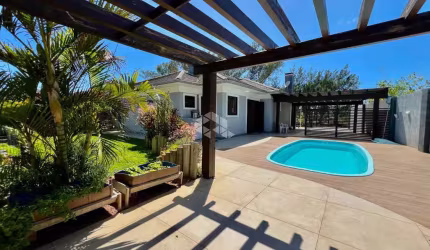 Casa 03 dormitórios, suíte, 3 vagas piscina Mariápolis-Xangri-Lá