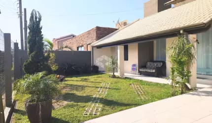 Linda casa de 3 dormitórios, com 2 suítes, piscina a 1 quadra do mar