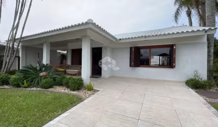 Casa 03quartos/dormitórios/suíte, piscina e 02 vagas/box em Xangrilá!