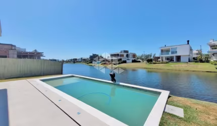 Sobrado Beira-Lago no Condomínio Celebration, Xangri-Lá - 5 Suítes, Elevador e Piscina Privativa