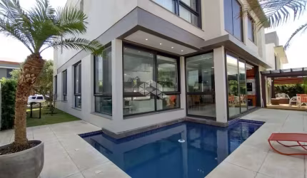 Sobrado à venda, com 5 quartos/dormitorios, 2 vagas/box , no condomínio Playa Vista, Xangri-Lá/ RS