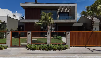 Casa Rua Guaia das Pedras Atlântida com 350,00 M²   ,Lote com 648 M² ( 18x36) ,05 Suítes sendo 02 no Térreo  ,Lavabo  ,Mobilada  ,Decorada