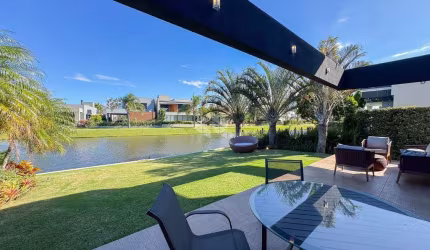 Sobrado mobiliado Beira de Lago com 4 suítes no Condominio Fechado em Xangri-la