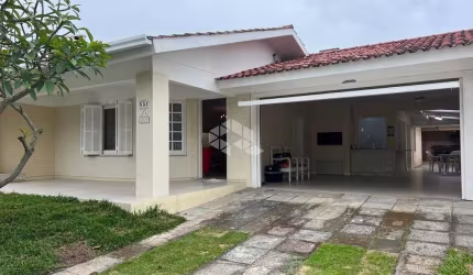 Casa térrea 4 quartos, 2 vagas no Centro de Xangri-lá