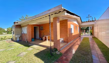 Casa térrea com anexo no centro de Xangri-lá