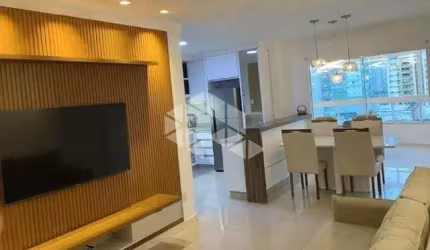Apartamento mobiliado com 3 quartos, 2 banheiros, vaga de garagem dupla, 108 m² em Balneário Camboriú