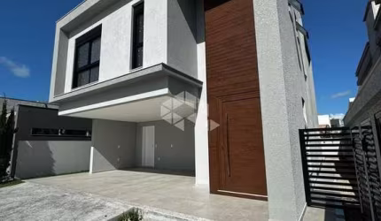 Casa com 3 suítes no condomínio Caledônia