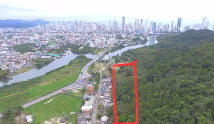 Terreno 30 mil m²  divisa com Balneário Camboriú e Camboriú