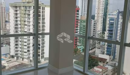 Apartamento de 4 suítes, 1 por andar, 2 vagas, 148m² privativos na quadra do mar