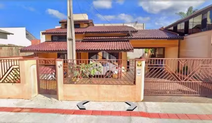Casa com 3 quartos e 4 vagas próxima ao Centro de Eventos