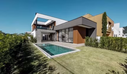 Casa no Condomínio Caledônia em Camboriú com 285m²