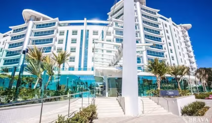Cobertura mobiliada e decorada Frente Mar com piscina na Praia Brava
