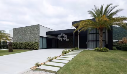 Casa mobiliada e decorada com 4 suítes e 6 vagas com  688m² em Itapema