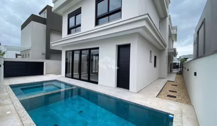 Casa nova com 3 suítes e piscina em Camboriú