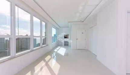 APARTAMENTO COM 3 SUÍTES E DUAS VAGAS DE GARAGEM EM MEIA PRAIA