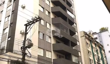 4 dormitórios, sendo 1 suíte, 2 quartos,  1 dependência de empregada e 1 vaga de garagem no centro de Balneário Camboriú