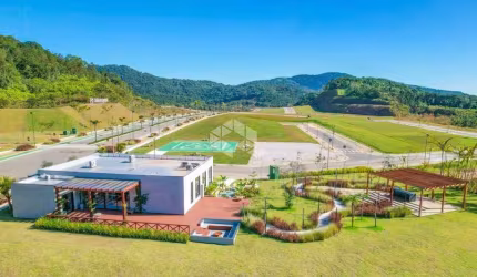 Terreno no bairro planejado Colinas de Camboriú à 500 metros de Balneário Camboriú
