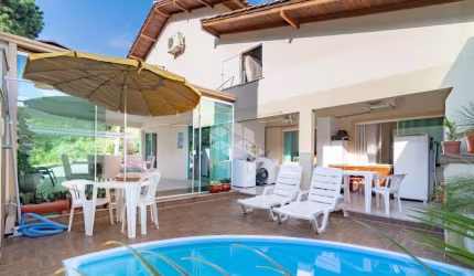 Casa com piscina no bairro Aririba em Balneário Camboriú