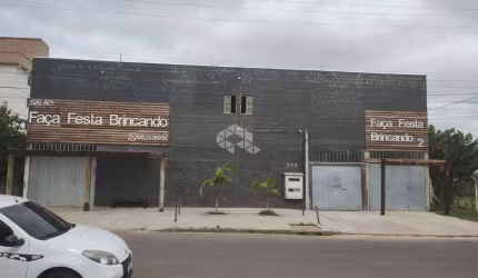 Terreno com prédio comercial e casa construídos
