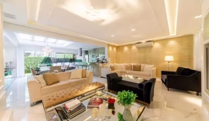 CASA EM CONDOMINIO TOTALMENTE REFORMADA