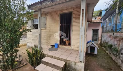 Casa mista, 2 dormitórios e sala em madeira, cozinha grande e banheiro em alvenaria,