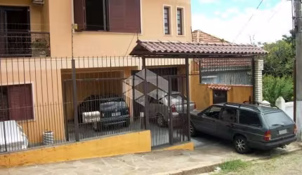 Excelente casa com 484 m², 2 salas, 4 dormitórios sendo 1 suíte, escritório.