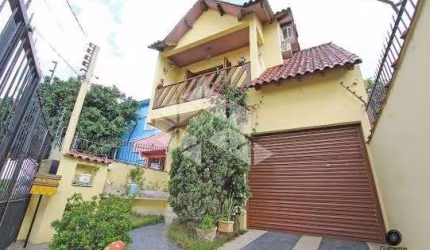 Ótimo sobrado com 165m², 3 Dormitórios, 2 Vagas no bairro Medianeira