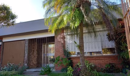 Casa de 150 m², 3 dormitórios, sala de estar e jantar, cozinha, área de serviço.