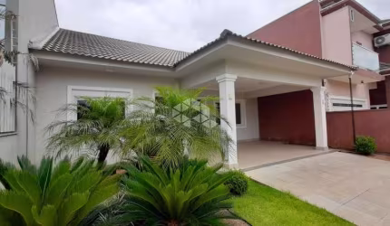 Casa de 130 m², 2 dormitórios sendo 1 suíte, 2 vagas de garagem lado a lado.